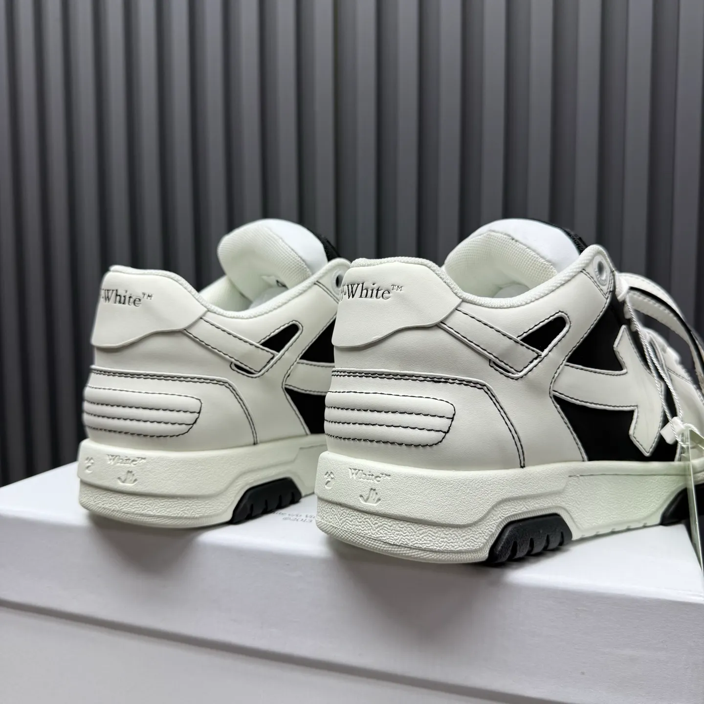 【off- white】P: 620💰Couple model👫, Size: 35-44 (Customized for men 38.45.46) High-quality version👊 "Out of office" series original molding, original lasting, production process 1:1 Original ➰OFF GRAY WHITE OW ➰ First-layer cowhide Imported skin-friendly and environmentally friendly polyester mesh Original molding high elastic and environmentally friendly molding pad Made with the original lasting process. The original molded rubber outsole (never yellows and deforms) has a super correct shape, bright color and strong three-dimensional effect👍. Packaging💯Full set of packaging synchronized with the official website (branded paper, certificate of quality, branded cloth bag)